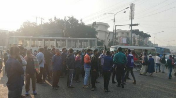 রাজধানীতে সিএনজি চালকদের সড়ক অবরোধ; যান চলাচল বন্ধ