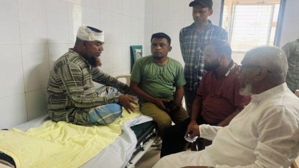 সন্ত্রাসী হামলায় আহত নুরুলকে দেখতে হাসপাতালে আরিফুল হক চৌধুরী